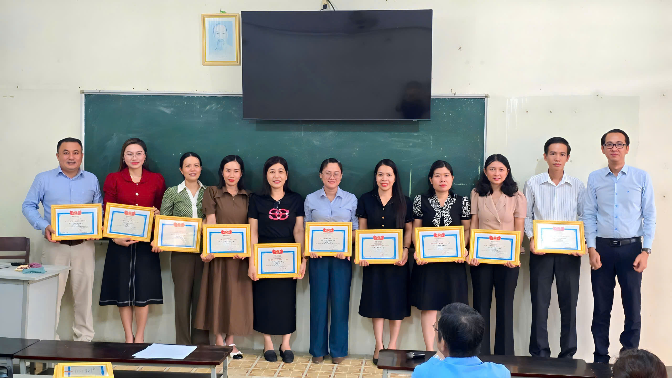 KHOA KINH TẾ TỔ CHỨC BUỔI SINH HOẠT HỌC TẬP VÀ LÀM THEO TƯ TƯỞNG, ĐẠO ĐỨC VÀ PHONG CÁCH HỒ CHÍ MINH THÁNG 11 NĂM 2025